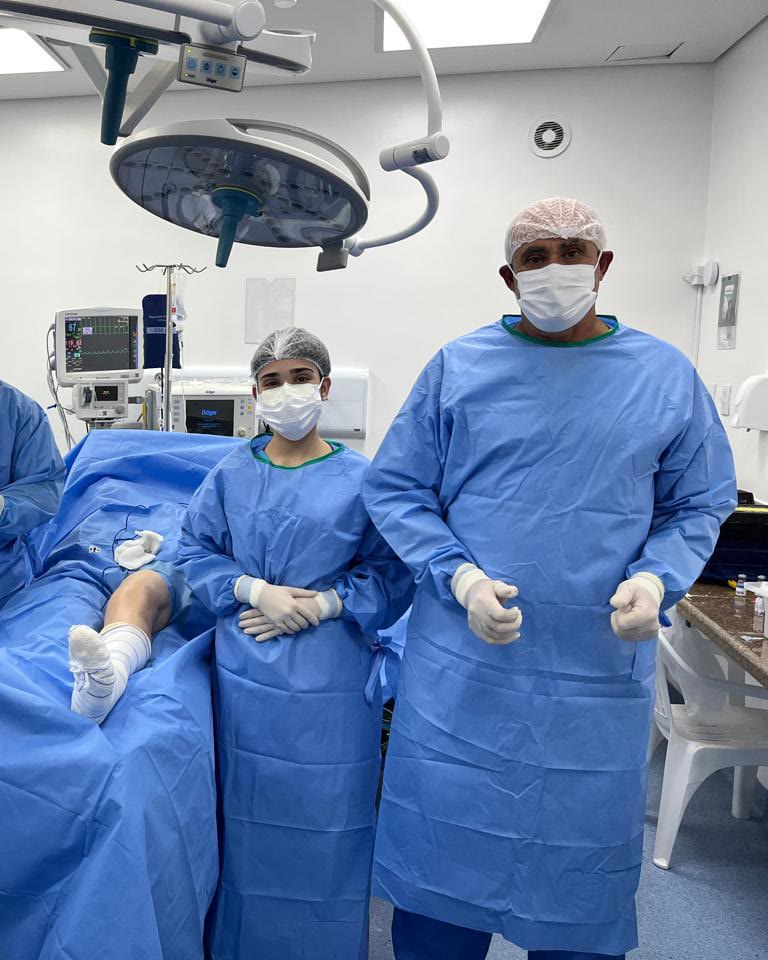 Dr. Nilton com a equipe no centro cirúrgico
